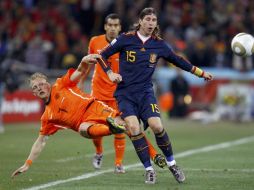 El jugador de la Selección de España, Sergio Ramos (der.), durante el partido final ante Holanda. REUTERS  /