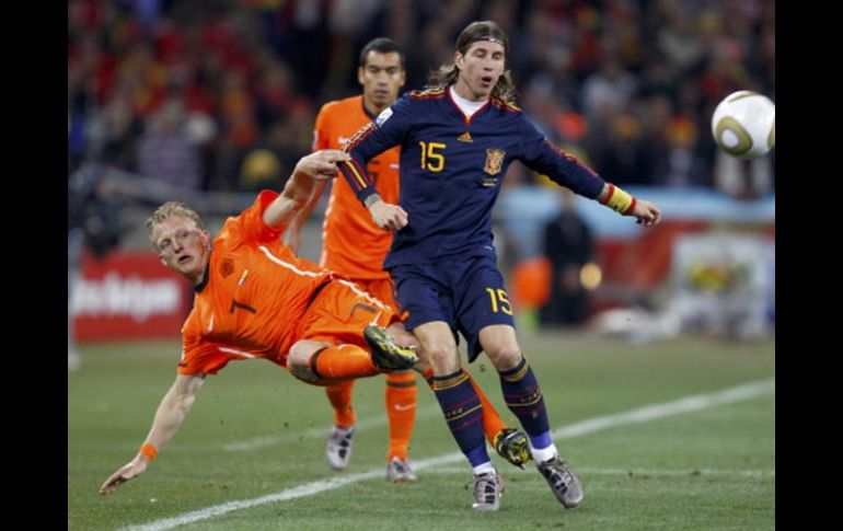 El jugador de la Selección de España, Sergio Ramos (der.), durante el partido final ante Holanda. REUTERS  /