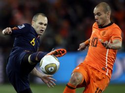 Andres Iniesta de España y el holandés Wesley Sneijder (der.). AP  /