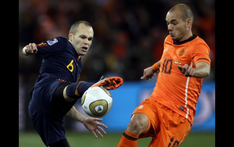 Andres Iniesta de España y el holandés Wesley Sneijder (der.). AP  /