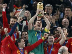 La Selección española levanta el trofeo que lo acredita campeón del mundo. AP  /