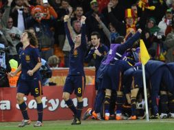 Jugadores de la Selección de España celebran el gol de Iniesta. AFP  /