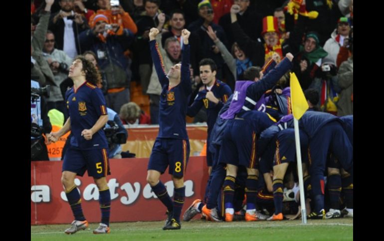 Jugadores de la Selección de España celebran el gol de Iniesta. AFP  /