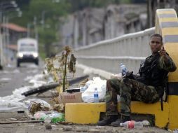 Un policía en el puente de Torre después de los enfrentamientos en Changuinola, Bocas del Toro, Panamá. AFP  /