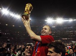 Andrés Iniesta sostiene el trofeo del triunfo. AP  /