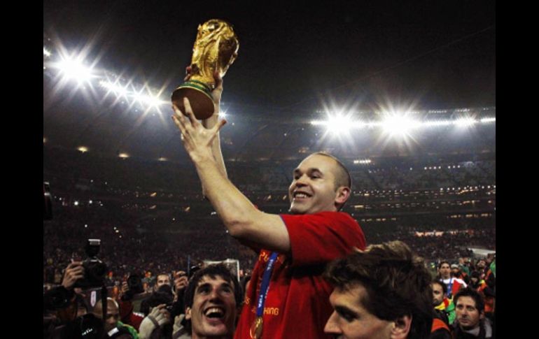 Andrés Iniesta sostiene el trofeo del triunfo. AP  /