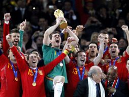 Los jugadores de la Selección Española con la Copa del Mundo. EFE  /