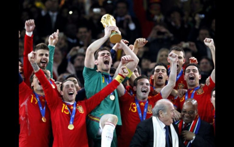 Los jugadores de la Selección Española con la Copa del Mundo. EFE  /