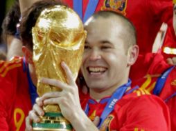 Andrés Iniesta levanta la Copa del Mundo. EFE  /