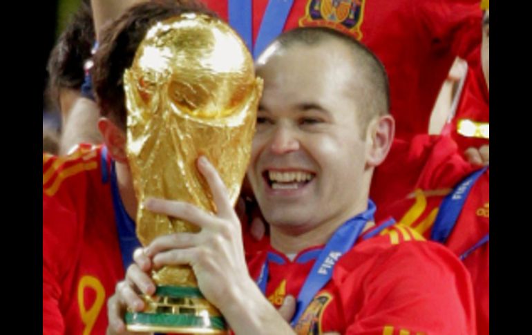 Andrés Iniesta levanta la Copa del Mundo. EFE  /