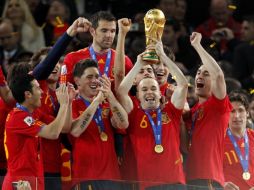 Iniesta celebra con la Copa en las manos, junto a la Selección española. AP  /