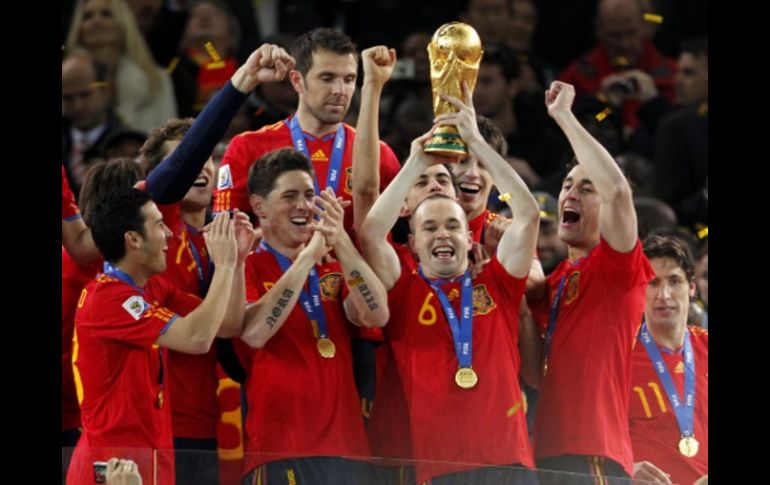 Iniesta celebra con la Copa en las manos, junto a la Selección española. AP  /