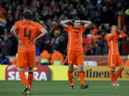 Jugadores de la Selección de Holanda, reaccionan ante gol de España. REUTERS  /