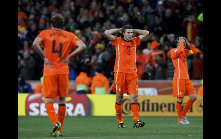 Jugadores de la Selección de Holanda, reaccionan ante gol de España. REUTERS  /