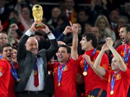 El técnico Vicente del Bosque levanta el trofeo del Mundial de Sudáfrica. EFE  /