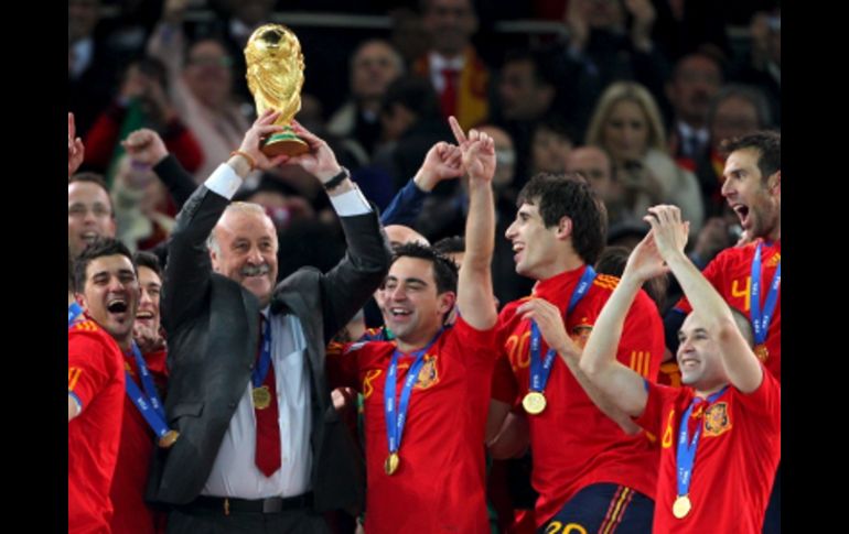 El técnico Vicente del Bosque levanta el trofeo del Mundial de Sudáfrica. EFE  /