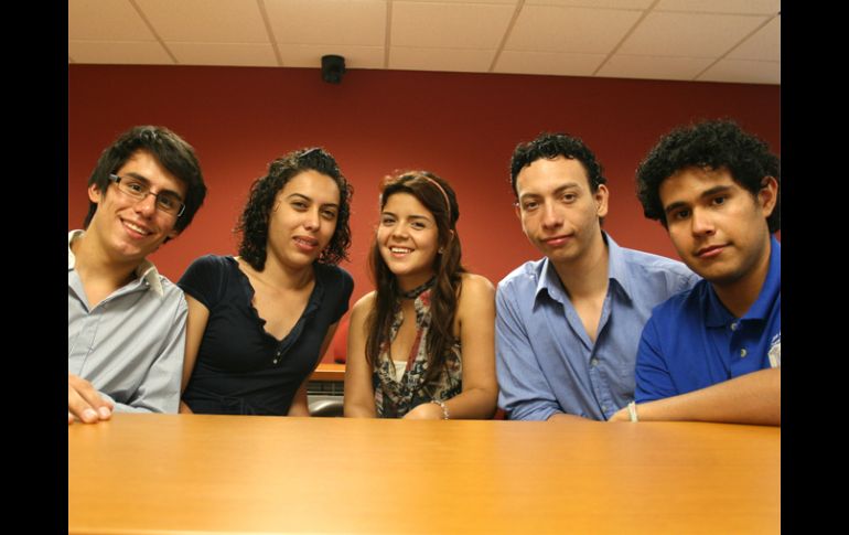 Darius Lau, Lizett Gallegos, Claudia Vargas, Rodrigo Huerta y Guillermo Araiza, integrantes del equipo ganador del concurso “I-Prize”.  /