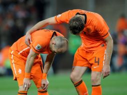 Joris Mathijsen (der.) consuela a su compañero Arjen Robben (izq.) tras caer derrotados en la final del Mundial. EFE  /