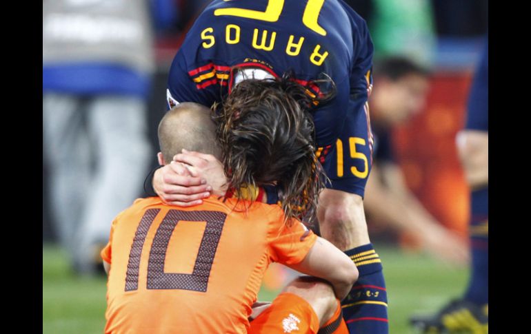 Sergio Ramos intenta animar a Sneijder después de quedarse con la Copa del Mundo. EFE  /