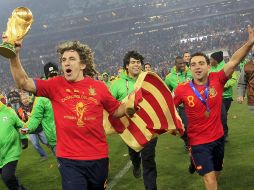 Carles Puyol y Xavi Hernández dan la famosa 'Vuelta olímpica' con la Copa. EFE  /