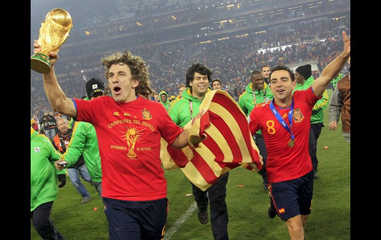 Carles Puyol y Xavi Hernández dan la famosa 'Vuelta olímpica' con la Copa. EFE  /