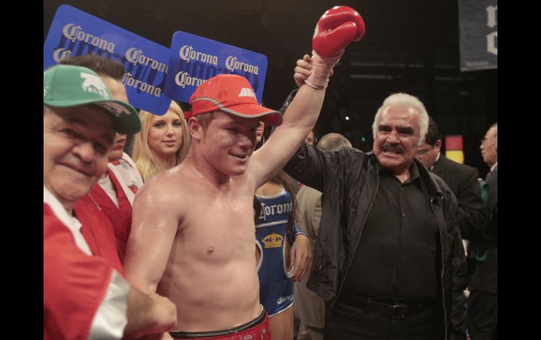 Saúl Álvarez ganó su combate en la Arena VFG, propiedad de Vicente Fernández, quien aquí le levanta la mano. S. NÚÑEZ  /