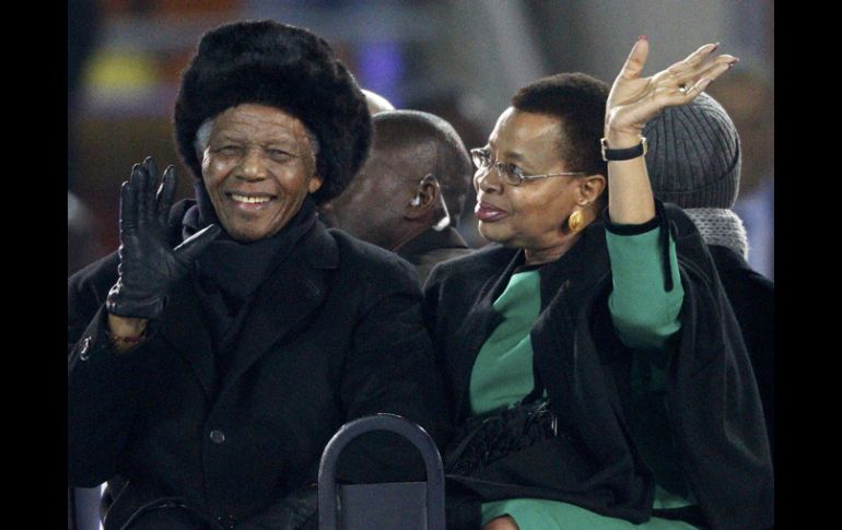 Nelson Mandela llegó acompañado de su esposa Graça Machel. GETTY IMAGES SPORT  /