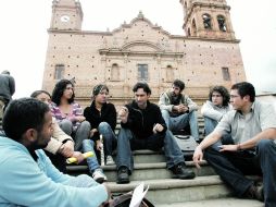 Raúl Ramón da indicaciones a los alumnos, que una vez terminados sus trabajos los presentarán en el Festival de la Luna. M. FREYRÍA  /