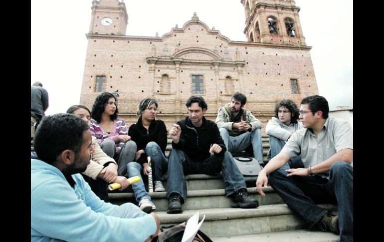 Raúl Ramón da indicaciones a los alumnos, que una vez terminados sus trabajos los presentarán en el Festival de la Luna. M. FREYRÍA  /