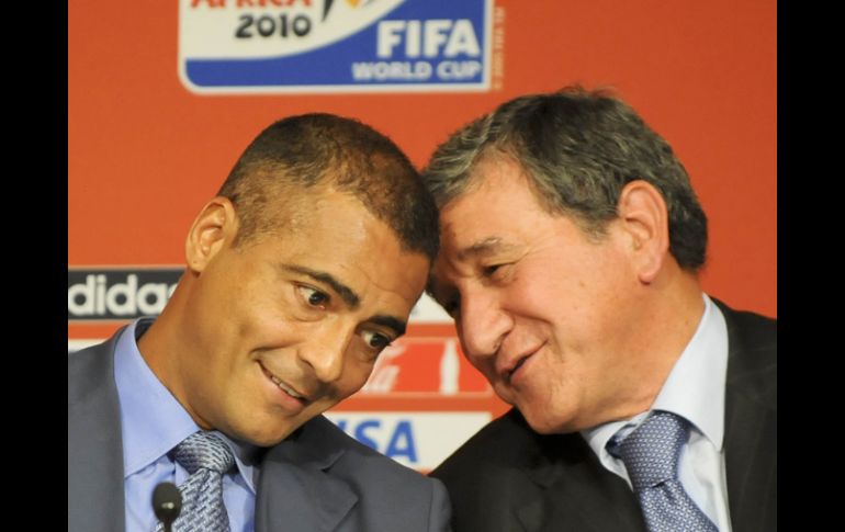 Romario (izq.) dialoga con el técnico Carlos Alberto Parreira. GETTY IMAGES SPORT  /