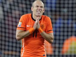 Arjen Robben lamenta una de las opciones de gol que tuvo frente a Casillas, pero que erró. REUTERS  /