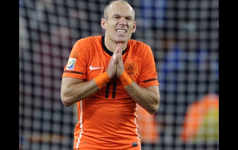 Arjen Robben lamenta una de las opciones de gol que tuvo frente a Casillas, pero que erró. REUTERS  /