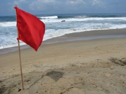 Playa Ventura, en Copala, Guerrero, tiene banderas rojas que indican que no está permitido bañarse, debido al mal tiempo. NTX  /