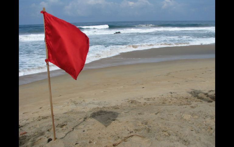 Playa Ventura, en Copala, Guerrero, tiene banderas rojas que indican que no está permitido bañarse, debido al mal tiempo. NTX  /