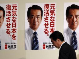 El primer ministro de Japón, Naoto Kan, camina cabizbajo tras conocer los resultados de ayer, en Tokio. REUTERS  /