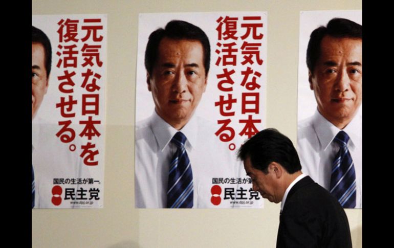 El primer ministro de Japón, Naoto Kan, camina cabizbajo tras conocer los resultados de ayer, en Tokio. REUTERS  /