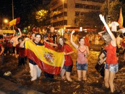 Aficionados festejando la victoria de los Españoles. AFP  /