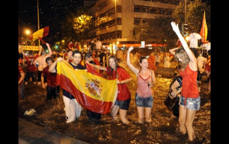 Aficionados festejando la victoria de los Españoles. AFP  /