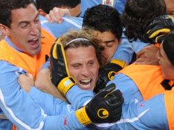 Diego Forlán (centro), festejando con sus compañeros uruguayos. AFP  /