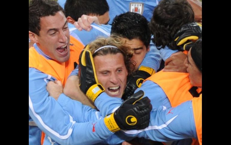 Diego Forlán (centro), festejando con sus compañeros uruguayos. AFP  /