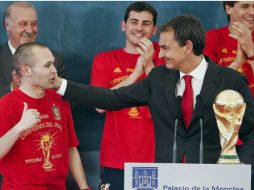 El presidente del Gobierno, José Luis Rodríguez Zapatero (der.) felicita a Iniesta  /