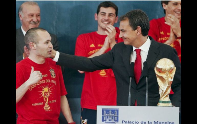 El presidente del Gobierno, José Luis Rodríguez Zapatero (der.) felicita a Iniesta  /