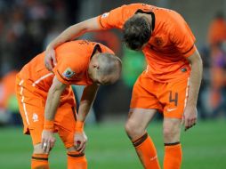 Joris Mathijsen (DER.) y Arjen Robben en lla final del Mundial. EFE  /