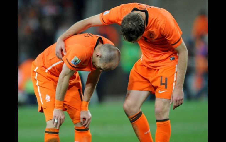 Joris Mathijsen (DER.) y Arjen Robben en lla final del Mundial. EFE  /