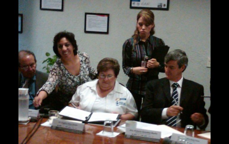 Aspecto de la firma del convenio entre el Infonavit y el Instituto Estatal para la Educación de los Adultos. R. ZAPATA  /