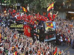 Madrid se viste de rojo en festejo a los campeones del mundo. AP  /