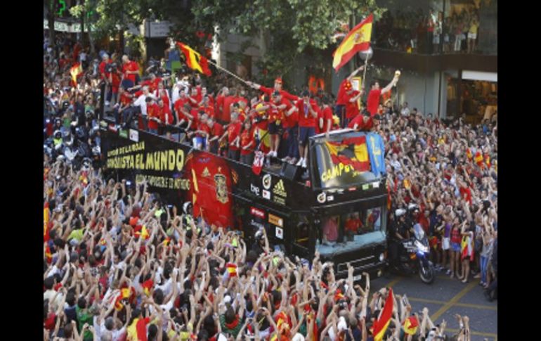 Madrid se viste de rojo en festejo a los campeones del mundo. AP  /