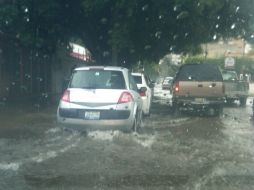 Las inundaciones sobre la calle López Cotilla en su cruce con Avenida Américas. M. FERNÁNDEZ  /