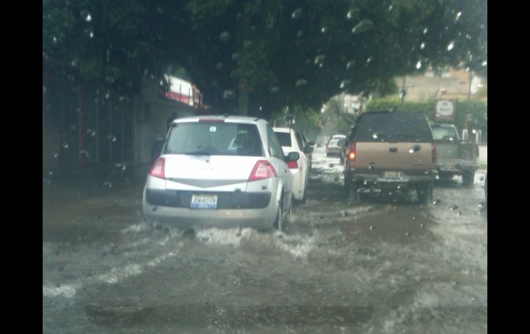 Las inundaciones sobre la calle López Cotilla en su cruce con Avenida Américas. M. FERNÁNDEZ  /