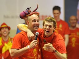 El portero Pepe Reina (izq.) bromea con un títere de Paul el pulpo, durante su discurso en las celebraciones de la Selección. AFP  /